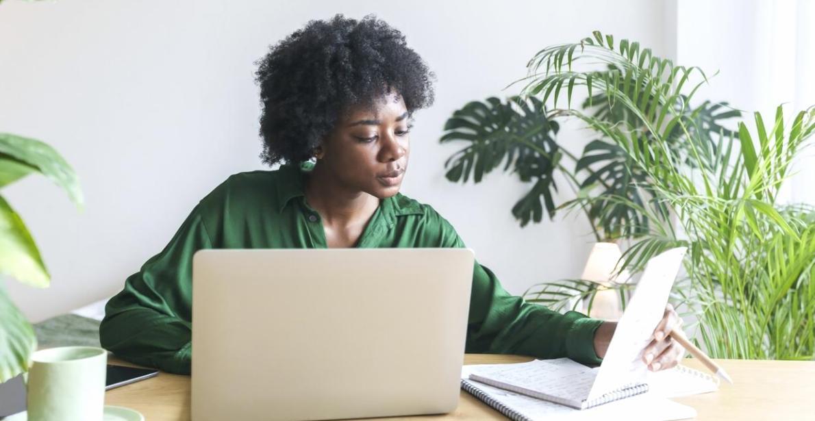 Espace de travail moderne avec équipement professionnel